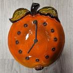 3x vintage wandklok klok in de vorm van een appel/peer, Ophalen of Verzenden, Gebruikt, Analoog, Wandklok