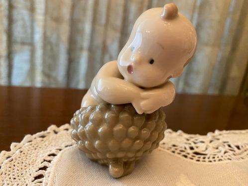 Nao by Lladró – Baby in Eikeldop #5024, Antiek en Kunst, Curiosa en Brocante, Ophalen of Verzenden