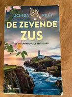 Lucinda Riley - De zevende zus, Boeken, Lucinda Riley, Ophalen of Verzenden, Zo goed als nieuw, Nederland