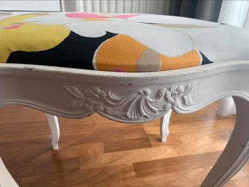 Vintage painted kruk beschikbaar voor biedingen