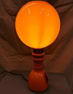 Een oranje opaline lamp op aardewerken voet fifties., Huis en Inrichting, Lampen | Tafellampen, Minder dan 50 cm, Vintage, Glas