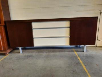 Dressoir van Bree's New World beschikbaar voor biedingen