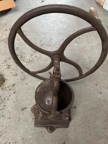 Brocante ijzeren maler met draaiwiel en opvanglade beschikbaar voor biedingen