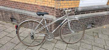 Goede damesfiets
Handremmen
Frame maat 52 cm
Banden 28 inch
 beschikbaar voor biedingen