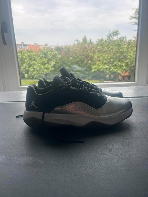 Super mooie Jordan 11 low, Kleding | Heren, Schoenen, Zo goed als nieuw, Wit, Ophalen of Verzenden