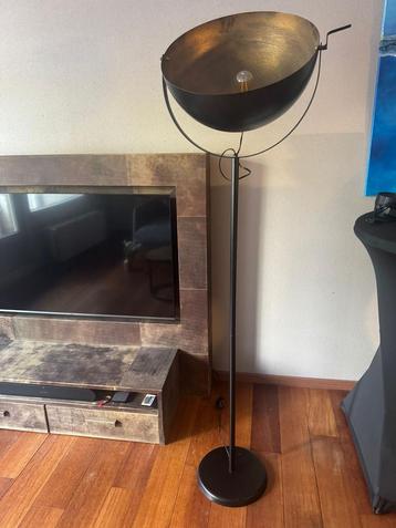 Stijlvolle Staande Lamp met Gouden Kap beschikbaar voor biedingen