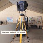 Oude grote spot op vintage oud houten statief H 150-200 cm, Ophalen, Gebruikt, Metaal of Aluminium, Vloerspot of Grondspot