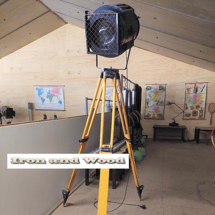 Oude grote spot op vintage oud houten statief H 150-200 cm, Huis en Inrichting, Lampen | Spots, Gebruikt, Vloerspot of Grondspot