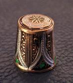 Cloisoné Vingerhoedje, Ophalen of Verzenden, Zo goed als nieuw, Reliëf