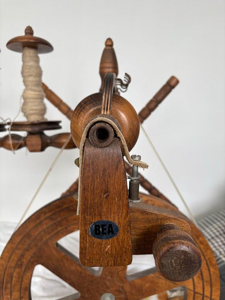 BEA Spinnewiel - Eikenhout, 3 klossen en spinstoell, Hobby en Vrije tijd, Spinnewielen en Spinnen, Zo goed als nieuw, Spinnewiel