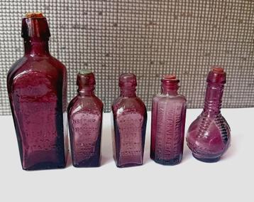5 vintage miniatuur  flessen paars glas beschikbaar voor biedingen