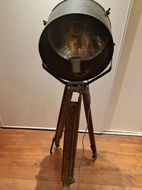 Groot vintage maritiem zoeklicht op houten wegenbouw statief, Huis en Inrichting, Lampen | Vloerlampen, Glas, Metaal, Ophalen of Verzenden