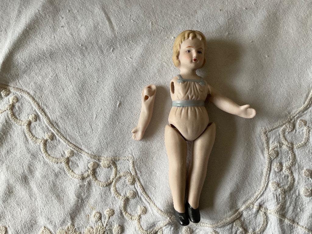 Klein popje porselein, Verzamelen, Poppen, Ophalen of Verzenden, Gebruikt, Pop