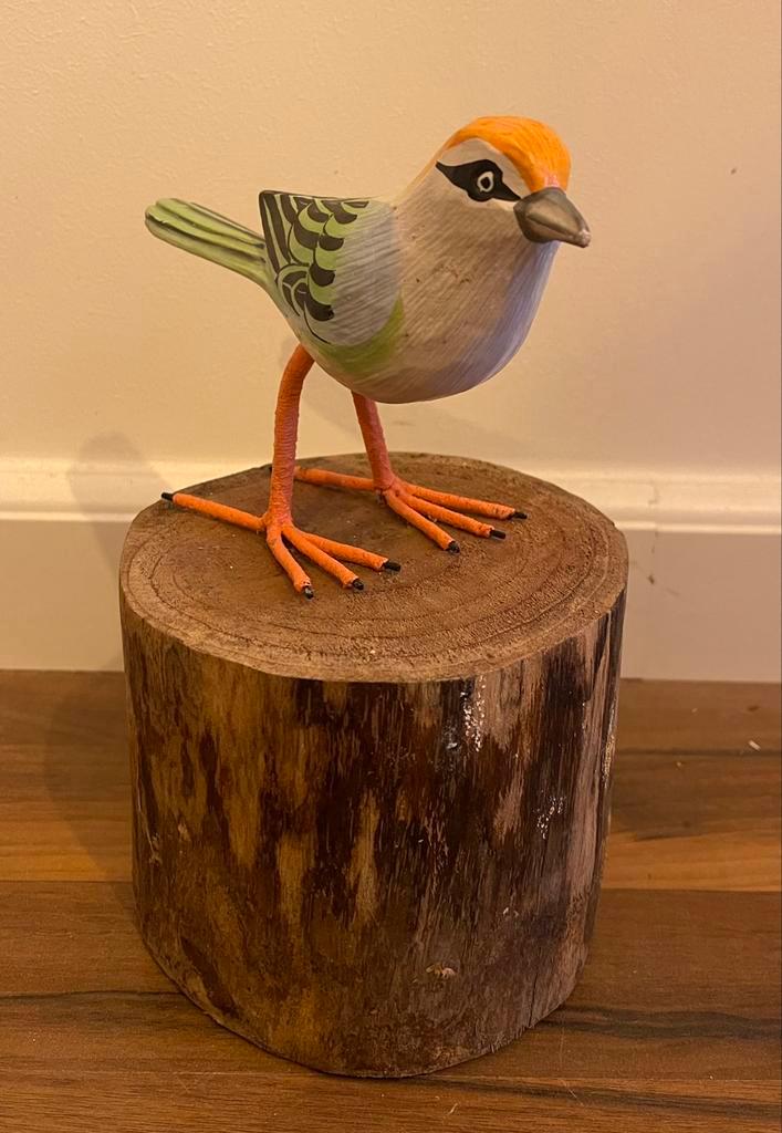 Handgemaakte houten vogeltje op stam - oranje/groen/wit, Antiek en Kunst, Kunst | Beelden en Houtsnijwerken, Ophalen of Verzenden