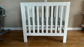Witte nette box incl matras en boxkleed beschikbaar voor biedingen