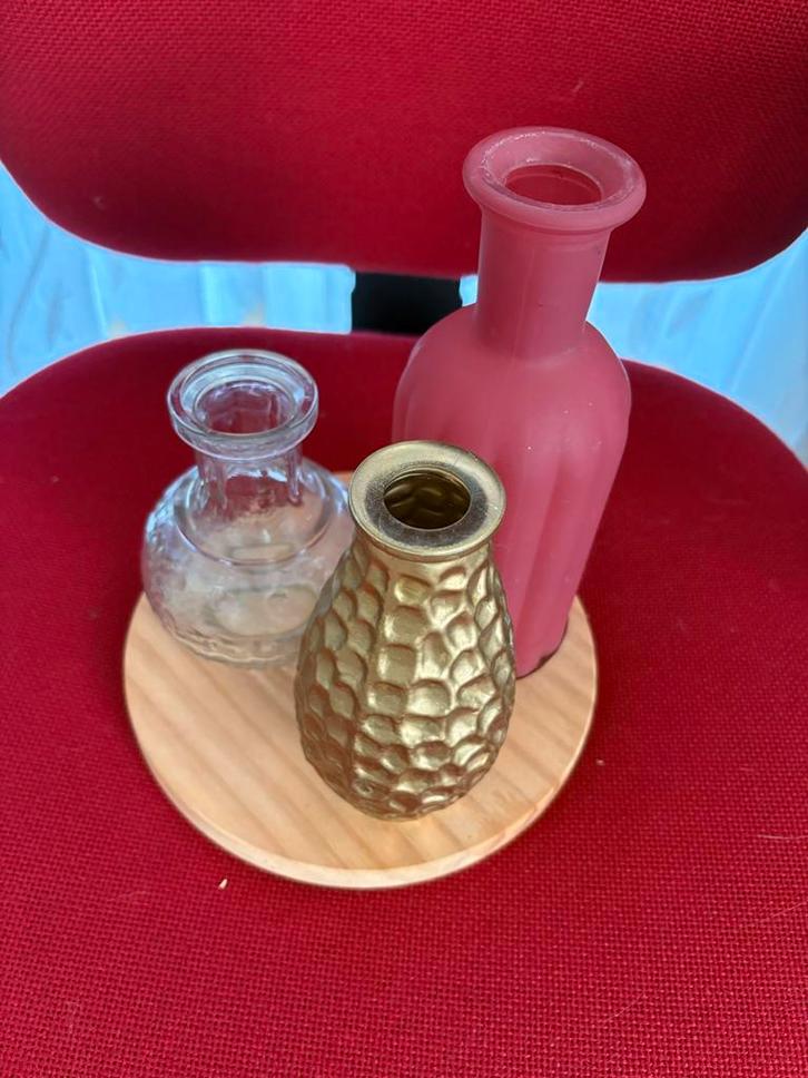 3 decoratieve vazen op een houten dienblad, Huis en Inrichting, Woonaccessoires | Vazen, Zo goed als nieuw, Overige kleuren, Minder dan 50 cm