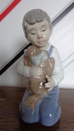 Beeldje Lladro Jongen met puppy, Verzamelen, Beelden en Beeldjes, Ophalen, Zo goed als nieuw, Mens