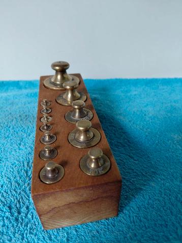 Houten blok met 12 gewichten - Prachtige staat! beschikbaar voor biedingen