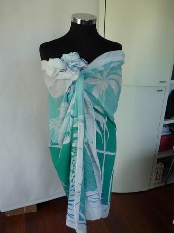Mooi grote brede omslagdoek sjaal groen met blauw en opdruk  beschikbaar voor biedingen