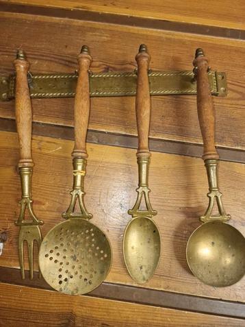 Koperen Lepelrek met Lepels beschikbaar voor biedingen