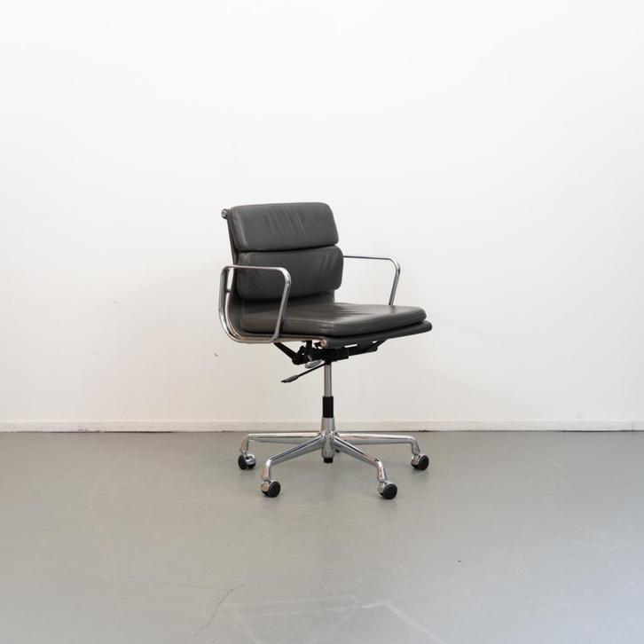 1 Vitra Eames Ea 217 Licht Grijs Softpad - Chroom, Huis en Inrichting, Bureaustoelen, Zo goed als nieuw, Bureaustoel, Ergonomisch