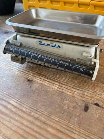 Oud weegschaaltje beschikbaar voor biedingen