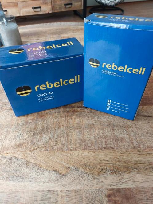 Te koop: Rebelcell 12v accu met acculader, licht en compact!, Watersport en Boten, Navigatiemiddelen en Scheepselektronica, Zo goed als nieuw