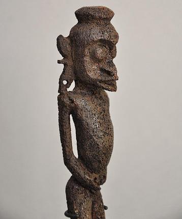 Verfijnd gesneden beeldje van vissenbeen, DAYAK, Kalimantan beschikbaar voor biedingen