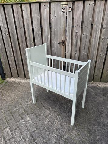 Kidsmill Noa wieg + AeroSleep babymatras(beschermer) beschikbaar voor biedingen