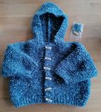 Nieuw gebreid vestje, made by Jelly, maat 56-64 (ca 3 mnd)., Kinderen en Baby's, Babykleding | Maat 56, Jelly, Nieuw, Truitje of Vestje