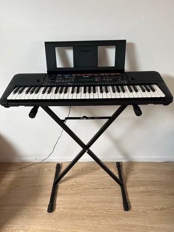 Yamaha Keyboard met Standaard beschikbaar voor biedingen