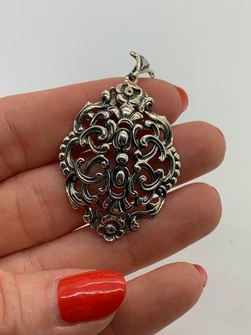 V623 Prachtige zilveren florale hanger beschikbaar voor biedingen