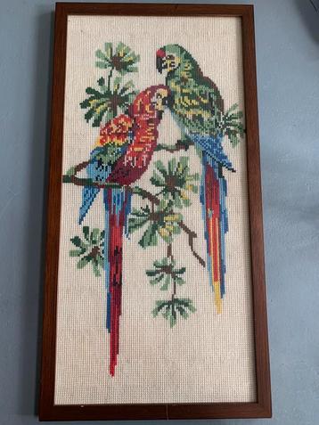 Mooi vintage borduurwerk met 2 papegaaien, ara in kruisteken