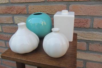 Diverse vaasjes van Zenith uit Gouda beschikbaar voor biedingen