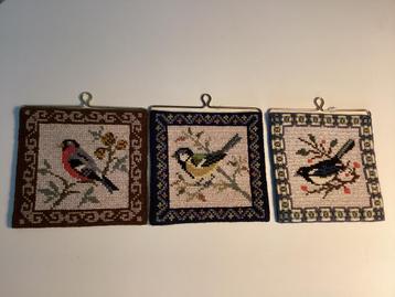 Zweedse vintage vogel borduurwerkjes beschikbaar voor biedingen
