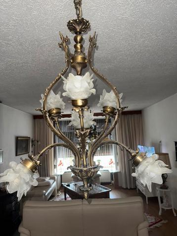 Antieke kroonluchter met bloemvormige glazen kappen beschikbaar voor biedingen