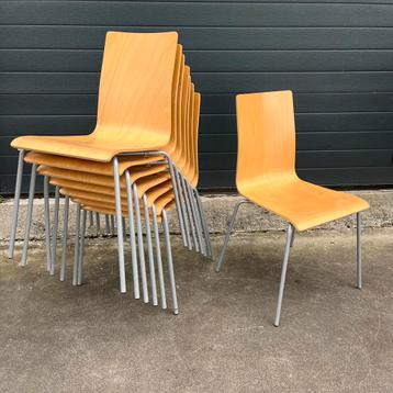 Set van 8 stapelbare plywood stoelen beschikbaar voor biedingen