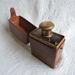 Mooie grote glazen parfumfles in lederen flacon, Verzamelen, Parfumverzamelingen, Ophalen of Verzenden, Zo goed als nieuw, Parfumfles