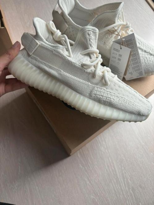Originele Yeezy boost 350 v2 bone nieuw in doos! Maat 38 2/3, Kleding | Heren, Schoenen, Nieuw, Sneakers of Gympen, Wit, Ophalen of Verzenden
