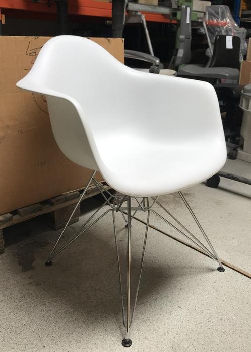 Eetkamer stoel, kuipstoel, kunststof, metalen poten, 13x, Huis en Inrichting, Stoelen, Gebruikt, Vijf, Zes of meer stoelen, Kunststof