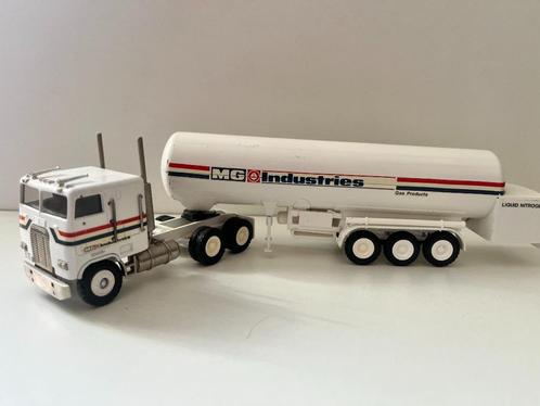 Freightliner met tanktrailer van MG Industries van Conrad, Hobby en Vrije tijd, Modelauto's | 1:50, Gebruikt, Bus of Vrachtwagen