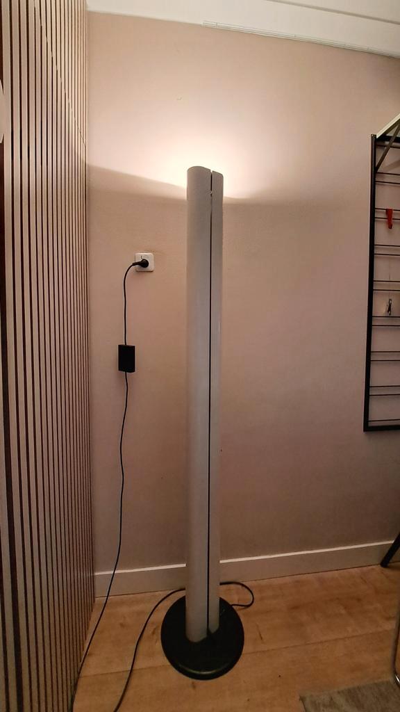 Artemide Megaron Vloerlamp - Stijlvol Design, Huis en Inrichting, Lampen | Vloerlampen, Zo goed als nieuw, 150 tot 200 cm, Kunststof