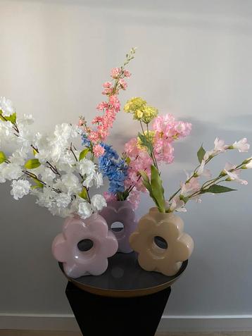 Bloemen vaasjes  beschikbaar voor biedingen