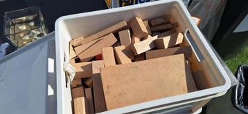 Krat vol met vintage houten speelblokken blokken hout beschikbaar voor biedingen