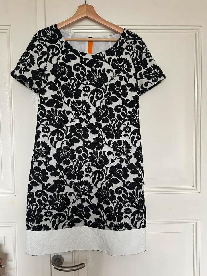 Vanilia zwart witte jurk maat 38 modern flower, Kleding | Dames, Jurken, Zo goed als nieuw, Maat 38/40 (M), Zwart, Boven de knie
