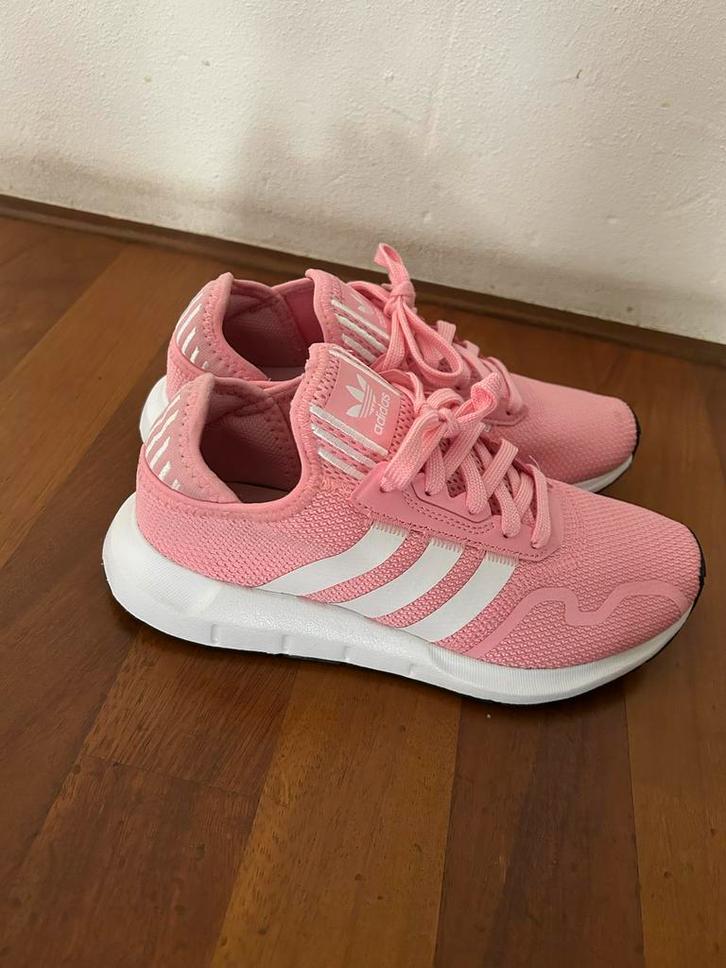 Roze Adidas Swift Run Schoenen - Maat 38, Sport en Fitness, Tennis, Zo goed als nieuw, Schoenen, Adidas, L00, Ophalen of Verzenden