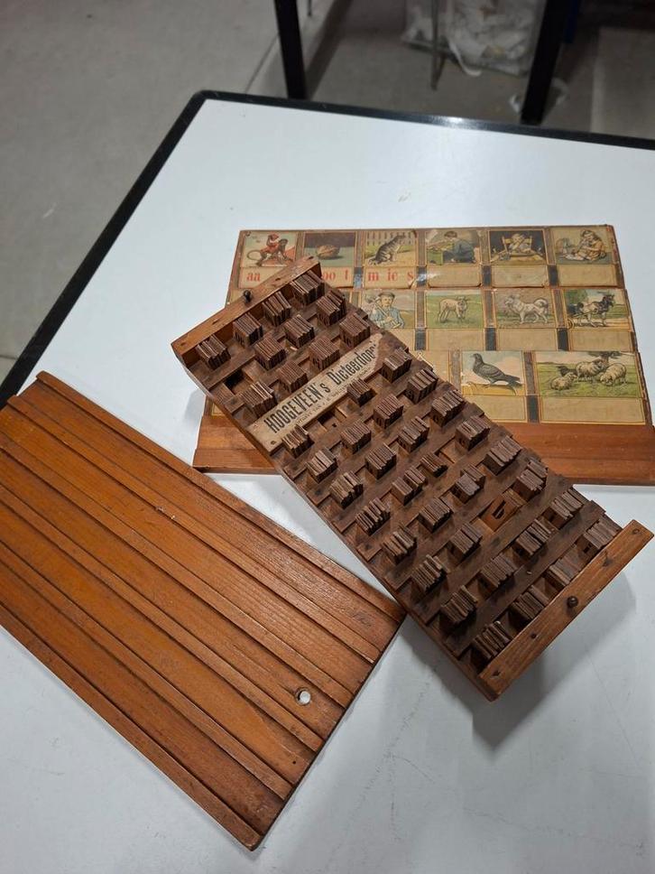 Hoogeveens leesplankje, Antiek en Kunst, Antiek | Speelgoed, Ophalen of Verzenden