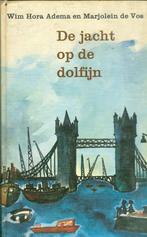 Adema, W.H.& Vos, M. de - De jacht op de dolfijn, Gelezen, Ophalen of Verzenden, Fictie algemeen