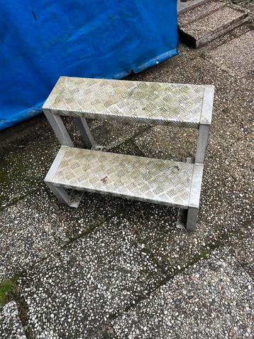 Aluminium opstap. 70x50 beschikbaar voor biedingen