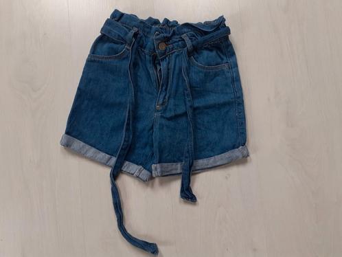 Zgan leuke korte spijkerbroek meisje mt 116 - 122, Kinderen en Baby's, Kinderkleding | Maat 116, Zo goed als nieuw, Meisje, Broek